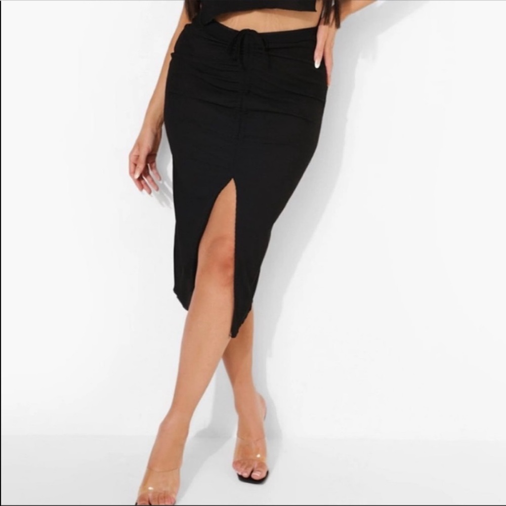 🖤 Boohoo Ribbed Belted Midi Skirt